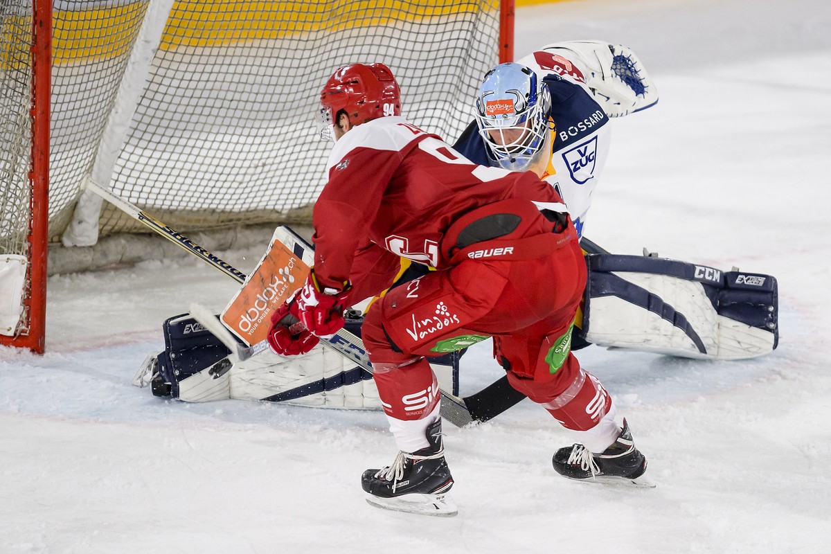 L'attaquant lausannois Sandro Zangger, gauche, manque un penalty face au gardien zougois Tobias Stephan, droite, lors de la rencontre du championnat suisse de hockey sur glace de National League  ...