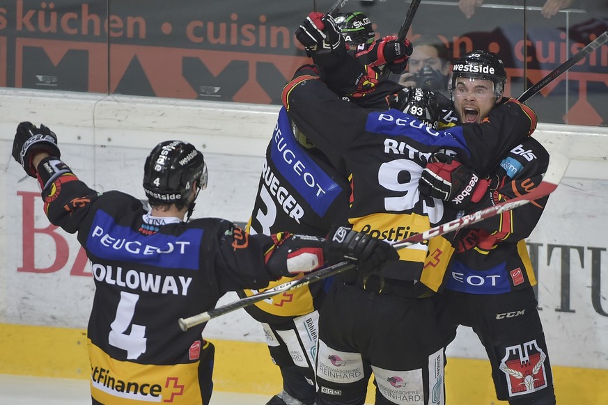 Die Berner Spieler bejubeln den entscheidenden Treffer zum Vorstoss in die Playoff-Halbfinals.