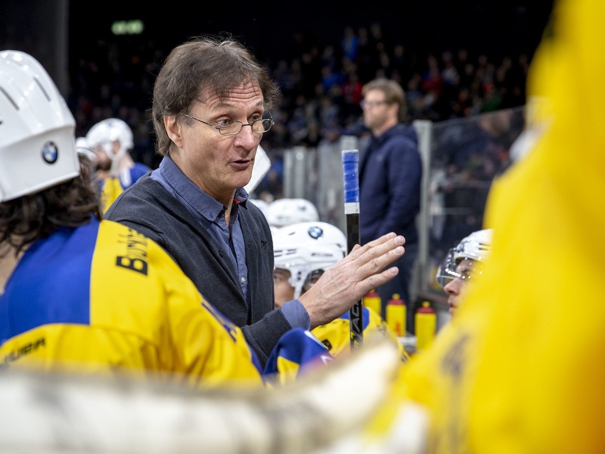 HC Davos Cheftrainer Arno Del Curto waehrend dem Eishockey-Meisterschaftsspiel der National League A zwischen den ZSC Lions und dem HC Davos am Sonntag, 25. November 2018, in Zuerich. Del Curto hat am ...
