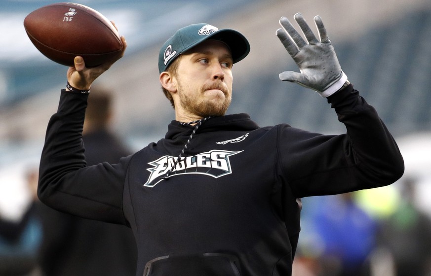 Philadelphia Eagles&#039; Nick Foles warms up before the NFL football NFC championship game against the Minnesota Vikings Sunday, Jan. 21, 2018, in Philadelphia. (AP Photo/Patrick Semansky)