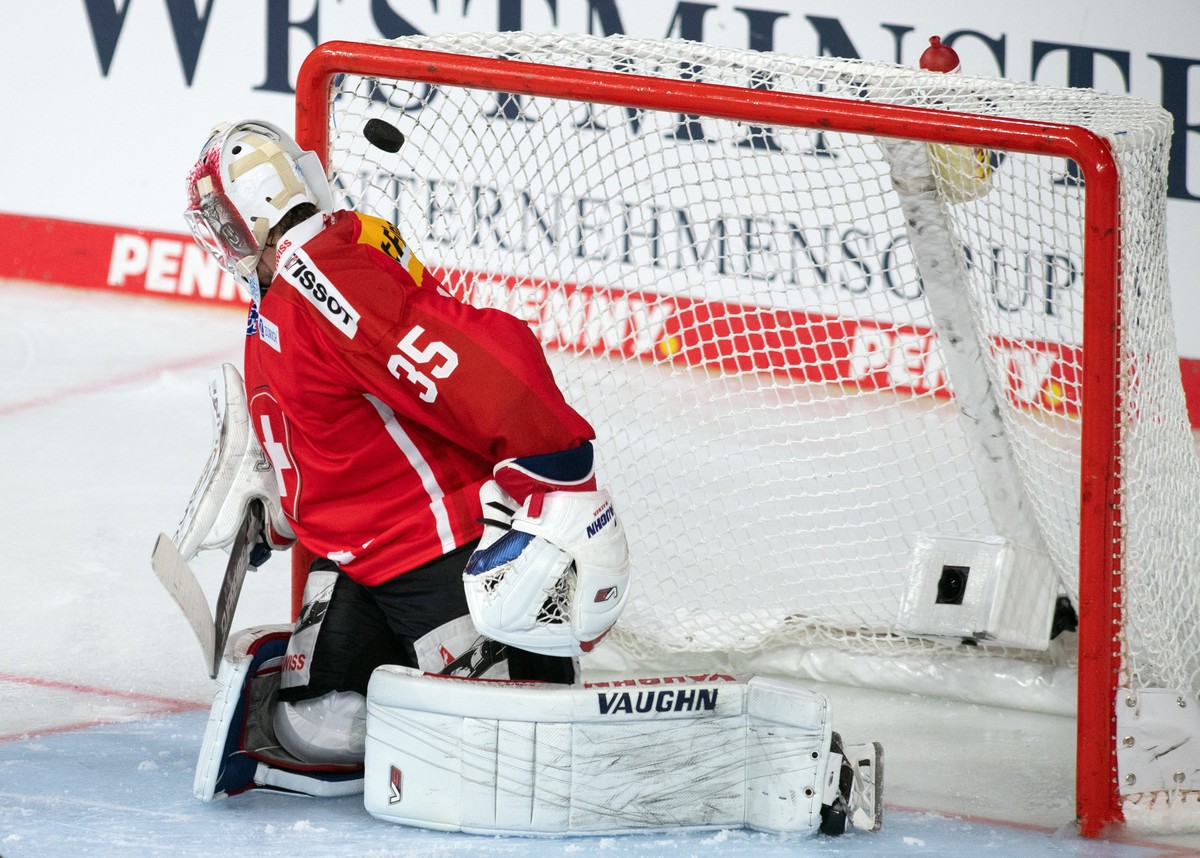 14.11.2021, Nordrhein-Westfalen, Krefeld: Eishockey: Deutschland Cup, Schweiz - Russland, Gruppenphase, 3. Spieltag. Der Puck fliegt zum 0:2 f�r Russland in das Tor von Philip W�thrich aus der Schweiz ...