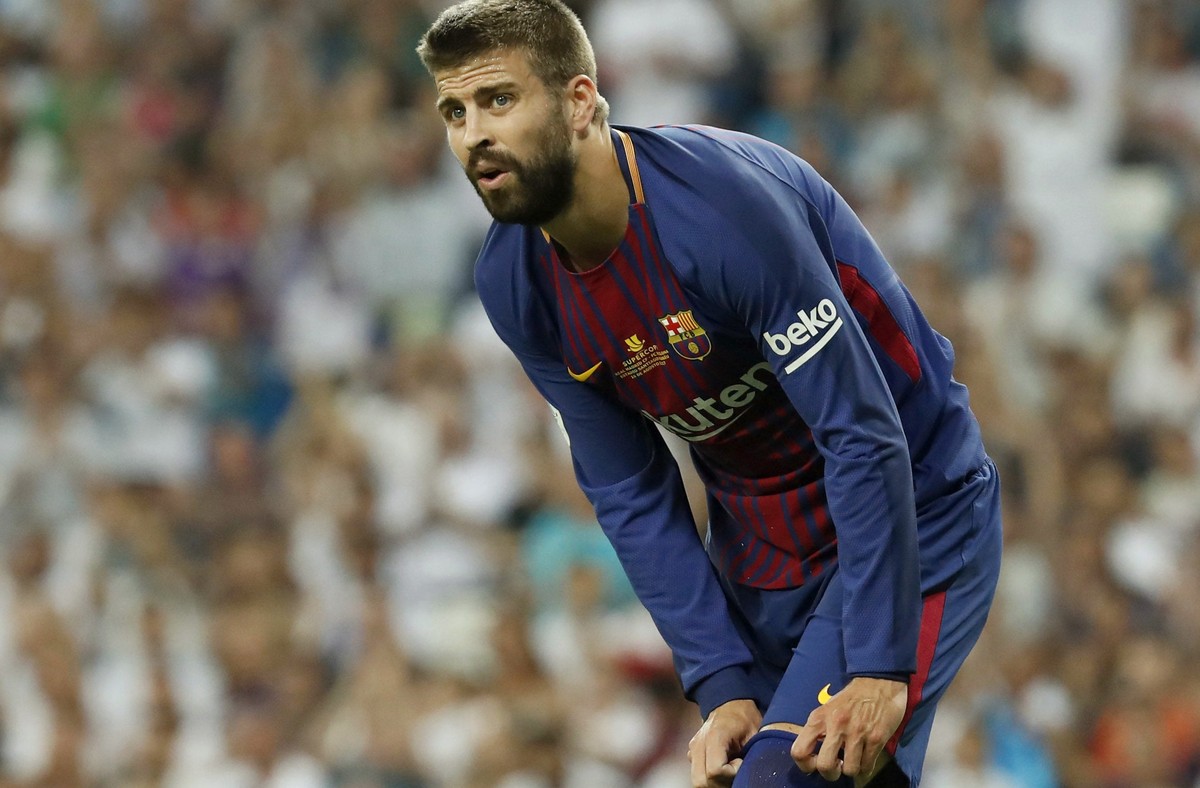 epa06147774 FC Barcelona's defender Gerard Pique during Spain's Super Cup second leg final match between Real Madrid and FC Barcelona at the Santiago Bernabeu stadium in Madrid, Spain, 16 Au ...