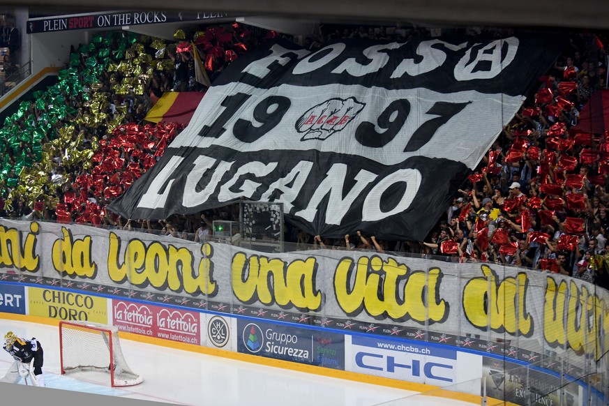 Lugano&#039;s fans cheer during the game between HC Lugano and HC Ambri Piotta, at the ice stadium Resega in Lugano, Switzerland, on Friday, September 8, 2017. (KEYSTONE/TI-PRESS/Samuel Golay)