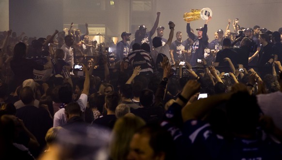 Die Zuercher halten den Pokal nach ihrem Meisterschaftssieg im Eishockey Playoff-Finalspiel der National League zwischen dem HC Lugano und den ZSC Lions, aufgenommen am Samstag, 28. April 2018, in der ...