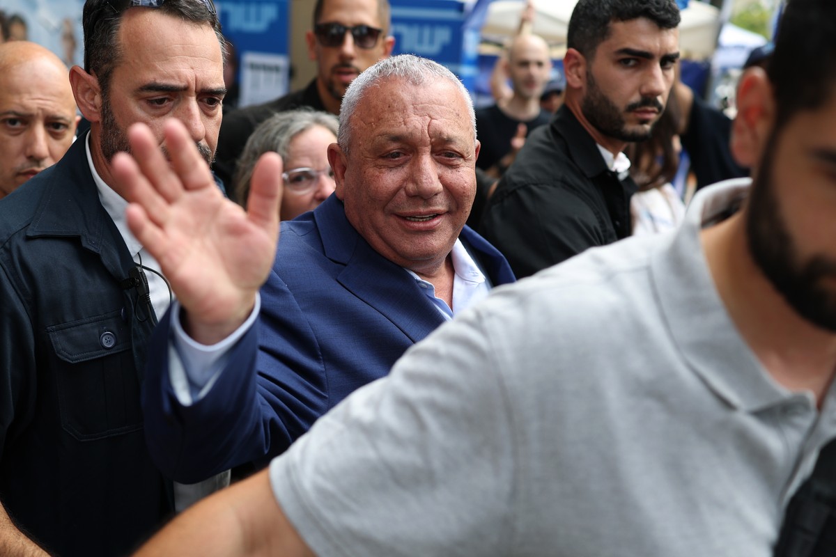 epa13334284 Leader of the Yashar party and former Israeli military chief, Gadi Eisenkot (C), arrives at a polling station to vote in the 26th Knesset (legislative) elections in the city of Herzliya, n ...