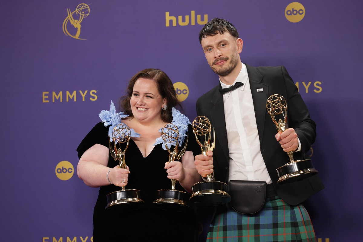 epa11607414 English actress Jessica Gunning (L) winner of the Outstanding Supporting Actress in a Limited or Anthology Series or Movie for 'Baby Reindeer' and Scottish actor Richard Gadd (R) ...