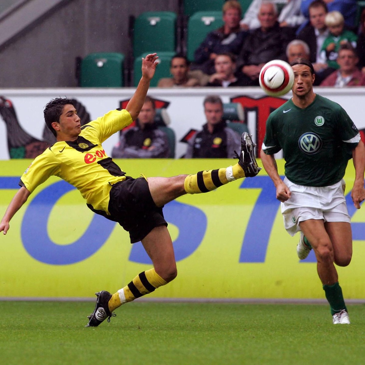 Bildnummer: 01652731 Datum: 06.08.2005 Copyright: imago/Team 2
Nuri Sahin (BVB, Mitte) klärt vor Andres D Alessandro (li.) und Diego Fernando Klimowicz (beide Wolfsburg); Dalessandro, Vdig, quer, Zwei ...