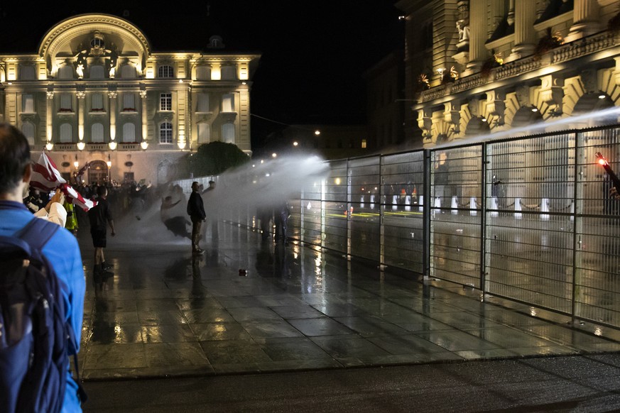 Die Polizei setzt den Wasserwerfer gegen die Demonstranten auf dem Bundesplatz ein, waehrend einer Demonstration gegen die Massnahmen im Zusammenhang mit dem Coronavirus, am Donnerstag, 16. September  ...