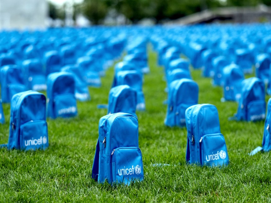 Das Kinderhilfswerk Unicef hat am Sonntag in New York eine Installation vor dem Uno-Hauptquartier aufgestellt, dass an unsinnig getötete Kinder in Konfliktzonen erinnern soll.