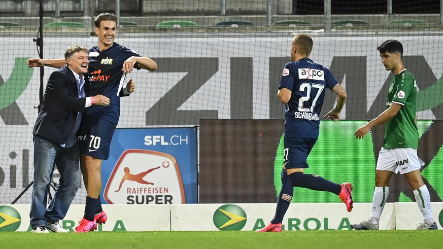 Zuerichs Benjamin Kololli bejubelt sein Tor zum 0-3 mit Zuerichs Praesident Ancillo Canepa, im Fussball Super League Spiel zwischen dem FC St. Gallen und dem FC Zuerich, am Donnerstag, 25. Juni 2020,  ...