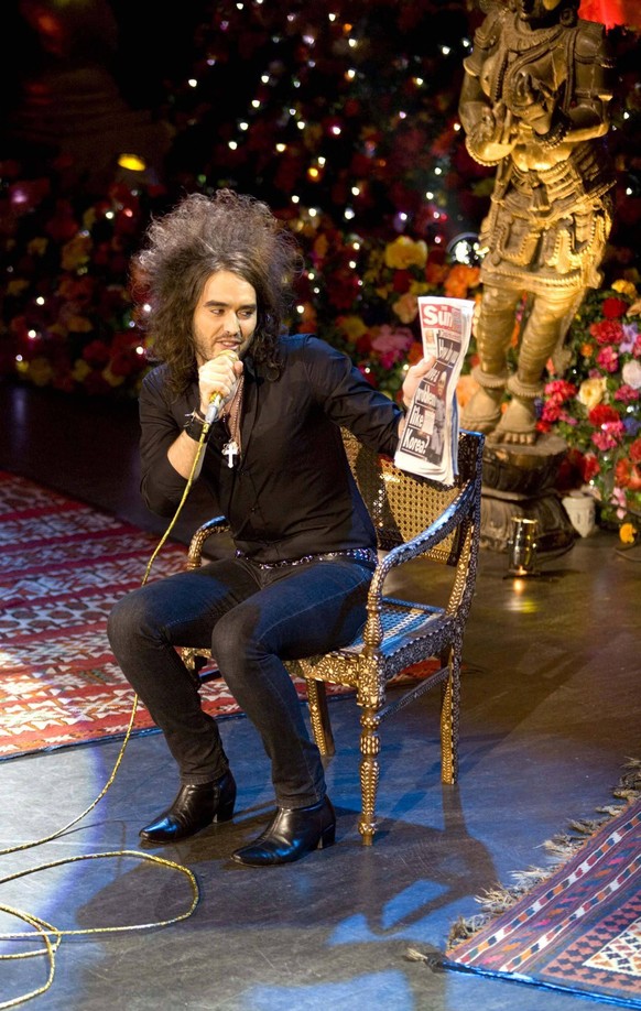 Oct.  18, 2006 - London, Greater London, United Kingdom - K50300.Russell Brand Live-Shepherds Bush Empire, Shepherds Bush, London, United Kingdom..¬ PUBLICATIONxINxGERxSUIxAUTxONLY - ZUMAg49_ 20061018_ ...