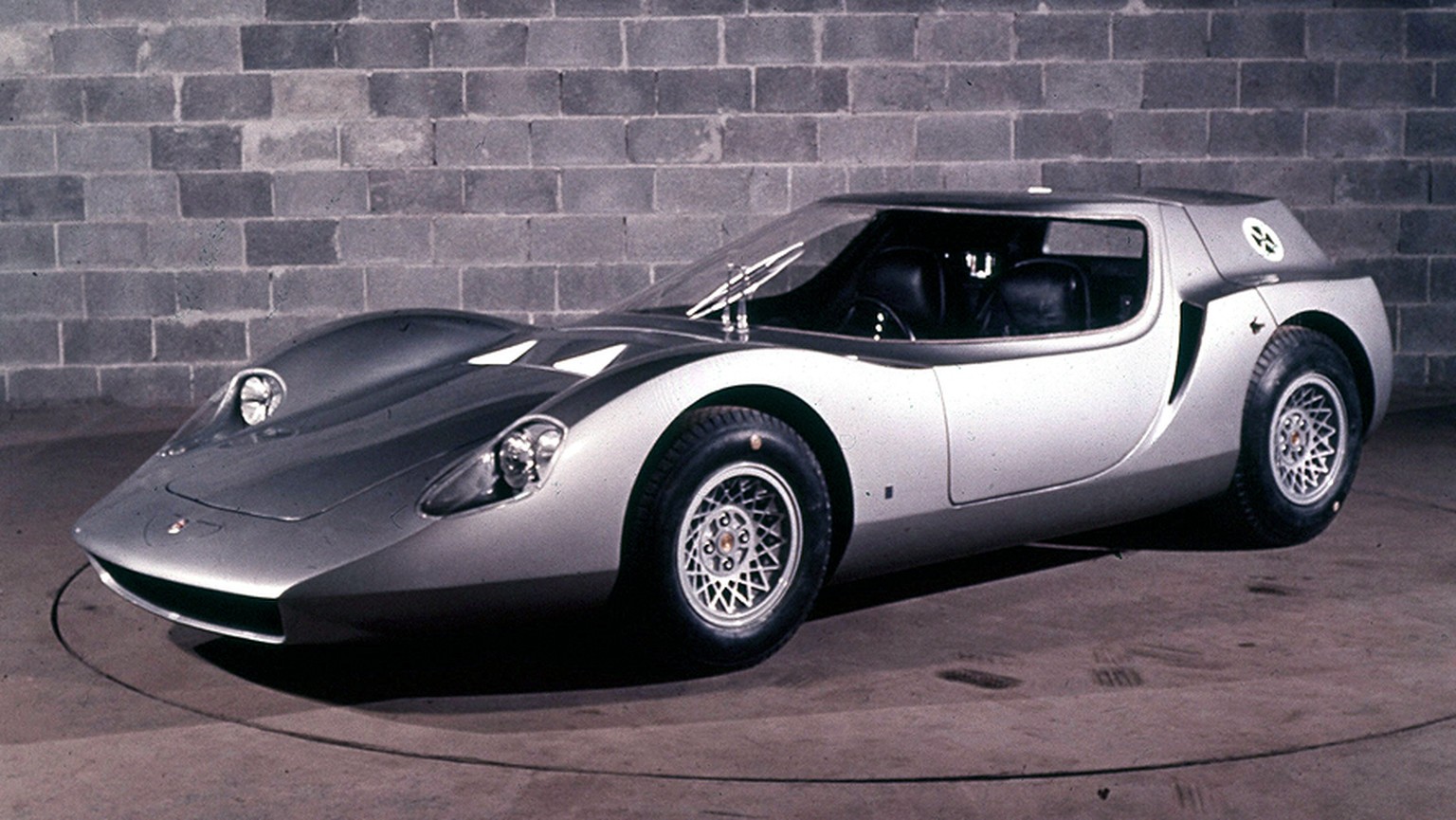 alfa romeo scarabeo 1966 http://www.carstyling.ru/ru/entry/OSI_Scarabeo_1966/ 
https://www.classicdriver.com/en/article/cars/classic-concepts-1966-alfa-romeo-scarabeo-osi