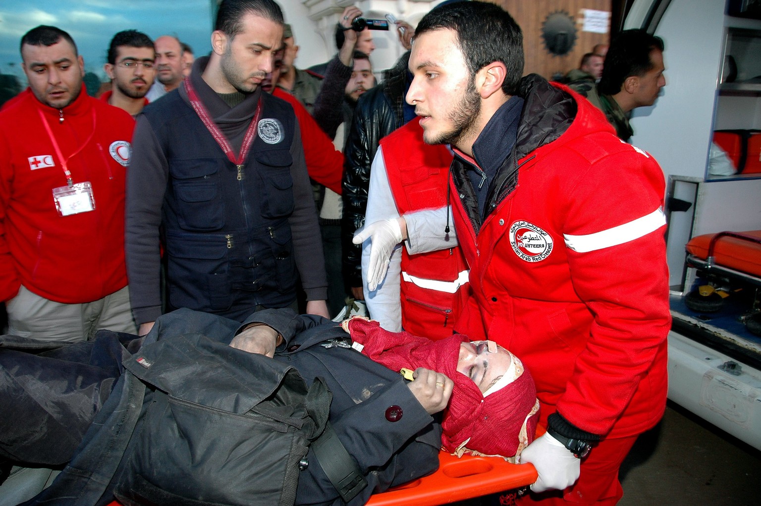 Mitarbeiter des Roten Halbmondes bei der Evakuierung von Zivilisten.