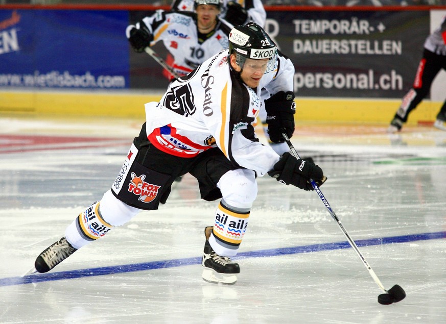 Bildnummer: 03182611 Datum: 28.09.2007 Copyright: imago/Geisser
Jukka Hentunen (Lugano) am Puck; Vdig, quer, Scheibe Freisteller Nationalliga A 2007/2008, NLA, 1. Schweizer Liga, HC Lugano Z�rich Dyn ...