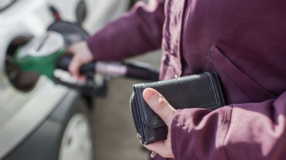 ARCHIV - ZUR DEBATTE IM NATIONALRAT ZUM NATIONALSTRASSEN- UND AGLOMERATIONSSTRASSENFONDS (NAF) STELLEN WIR IHNEN FOLGENDES ARCHIVBILD ZUR VERFUEGUNG. - A woman refuels a car at a BP gas station in Kem ...