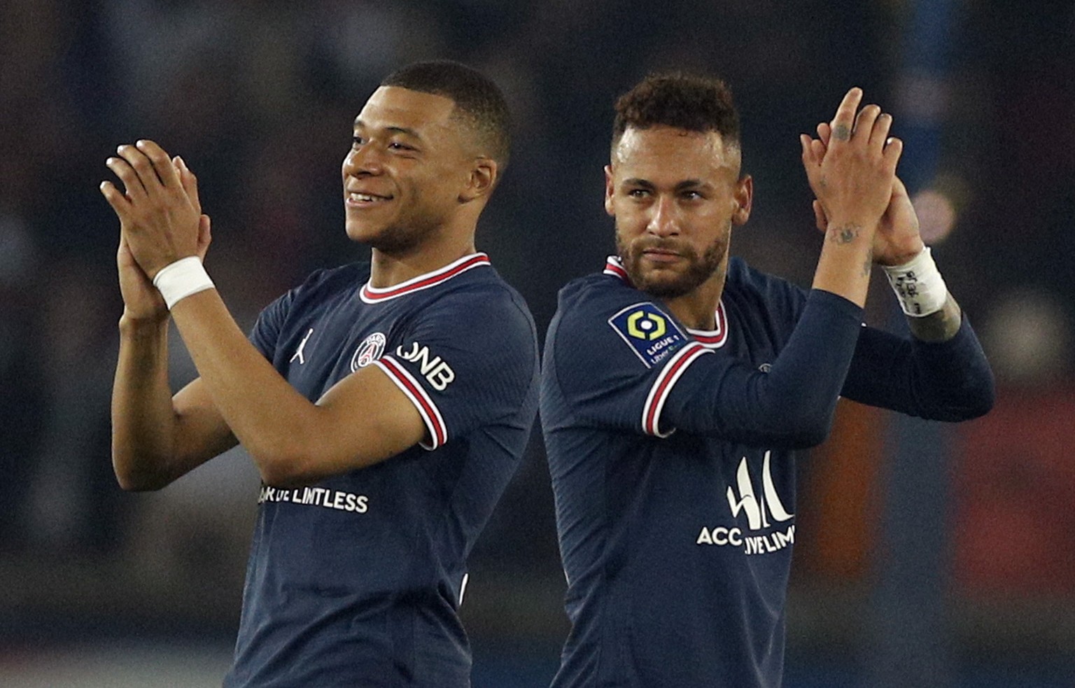epaselect epa09905267 Paris Saint Germain&#039;s Kylian Mbappe (L) and Paris Saint Germain&#039;s Neymar Jr celebrate winning the French Ligue 1 champinship title during the French Ligue 1 soccer matc ...