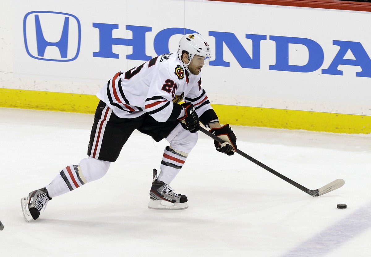ARCHIVBILD - ZUR SDA MELDUNG VIKTOR STALBERG GEHT ZU EV ZUG - Chicago Blackhawks' Viktor Stalberg of Sweden skates in the first period of an NHL hockey game against the Minnesota Wild Tuesday, Ap ...