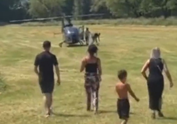 Hier steigt David Baerten aus dem Helikopter.