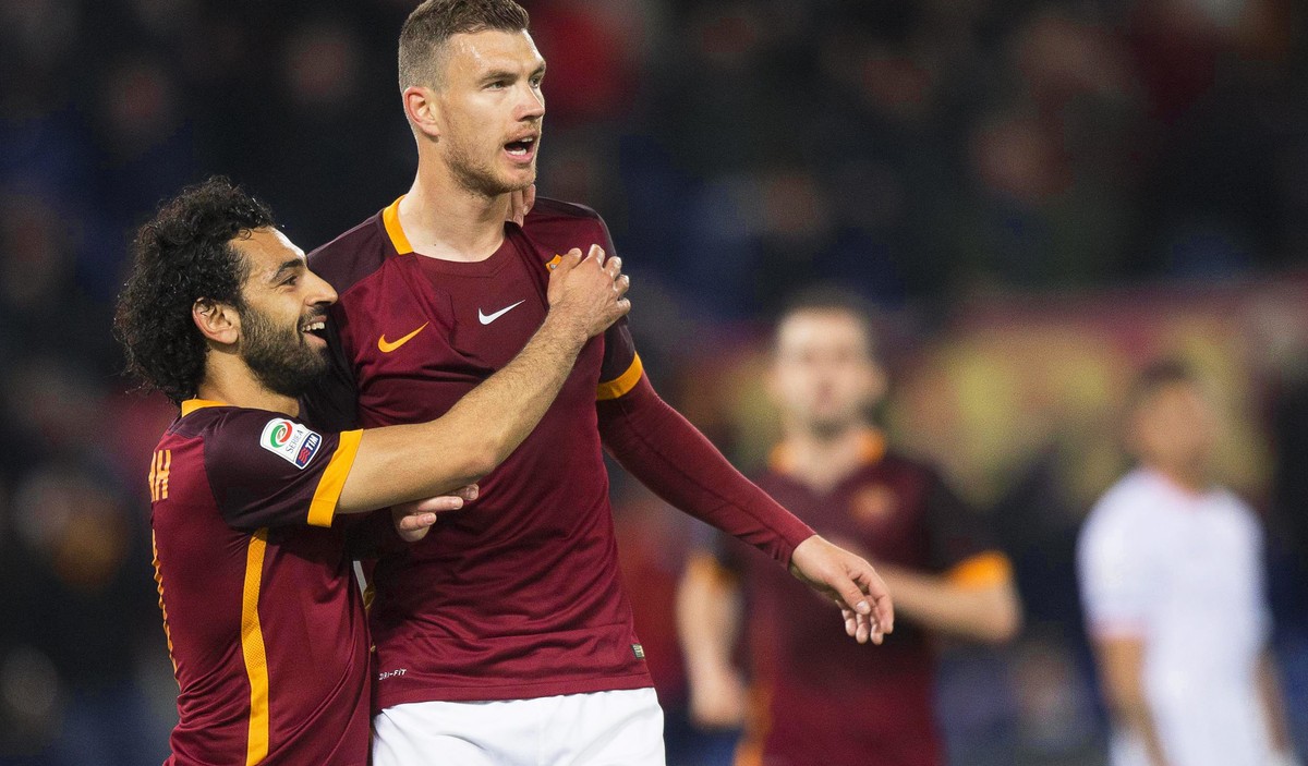 epa05174404 Roma's Edin Dzeko (R) celebrates with his teammate Mohamed Salah (L) after scoring the 1-0 lead during the Italian Serie A soccer match between AS Roma and US Palermo at Olimpico stad ...