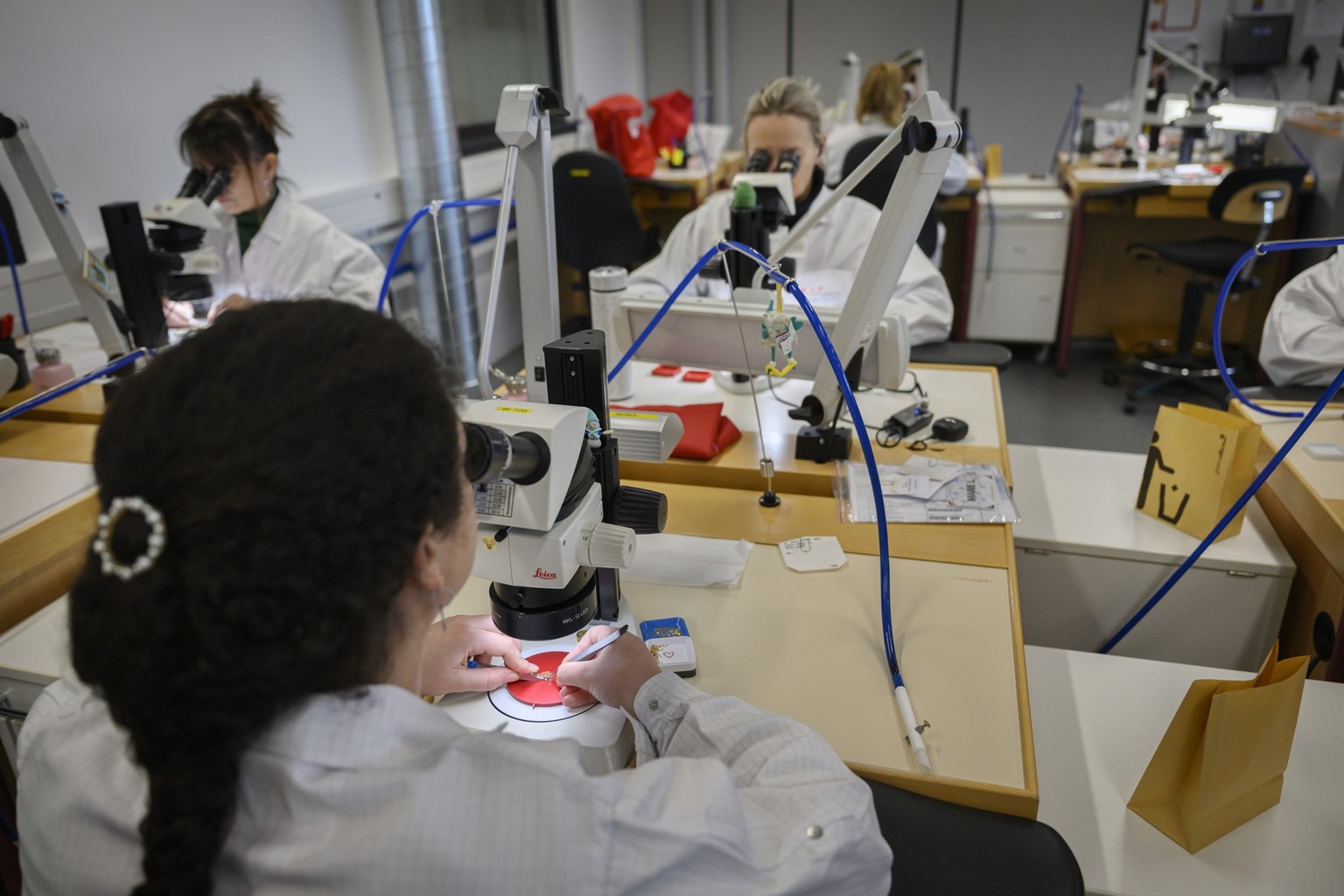 Ein KIF Parechoc Mitarbeiterin setzt Schockabsorber fuer die Uhrenindustrie in Handarbeit zusammen, fotografiert am Montag, 20. Januar 2025 in Le Brassus. KIF Parechoc ist ein Unternehmen der Acrotec  ...