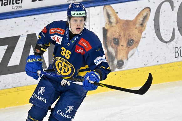 Der Davoser Simon Knak, im Eishockey-Qualifikationsspiel der National League (NL) zwischen dem HC Davos und dem EV Zug am Dienstag, 11. Februar 2025, in der zondacrypto-Arena in Davos. (KEYSTONE/Juerg ...