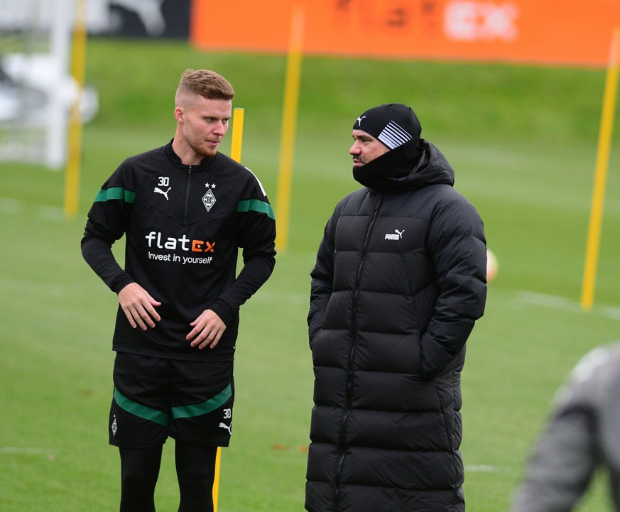 28.12.2022 Moenchengladbach Fussball, Herren, Saison 2022/2023, Training Borussia Moenchengladbach Im Gespraech v. li. Nico Elvedi Gladbach, Daniel Farke Trainer Gladbach DFL regulations prohibit any  ...