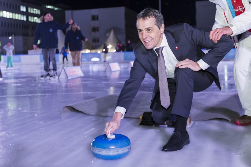 BILDPAKET -- ZUM JAHRESRUECKBLICK 2018 JANUAR, STELLEN WIR IHNEN HEUTE FOLGENDES BILDMATERIAL ZUR VERFUEGUNG -- Le conseiller federal Ignazio Cassis s&#039;essaie au curling lors de la rencontre avec  ...