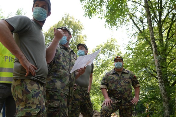 Einsatzkraefte der Schweizer Armee helfen am Sonntag, 27. Juni 2021 bei den Aufraeumarbeiten in Cressier, NE, wo auf der Nacht zu 23. Juni ein Unwetter schwere Ueberschwemmungen und Schaeden verursach ...