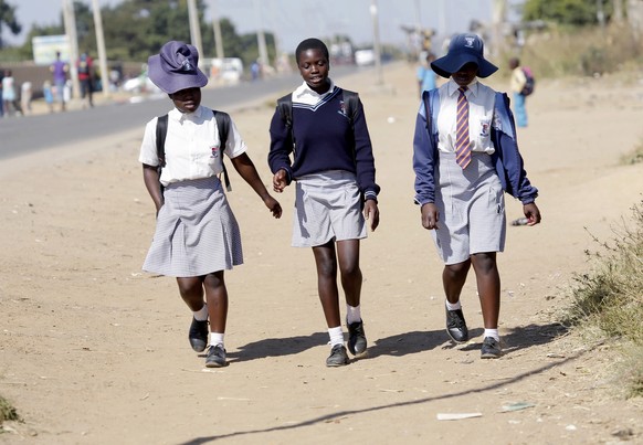 epaselect epa10016351 Children walk from school in Epworth just outside the capital Harare, Zimbabwe, 16 June 2022 on the Day of The African Child, which is marked annually on 16 June to recognize tho ...