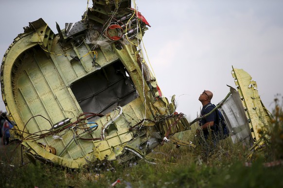 Ermittler untersuchen Teile des Flugzeugwracks der abgeschossenen MH17.