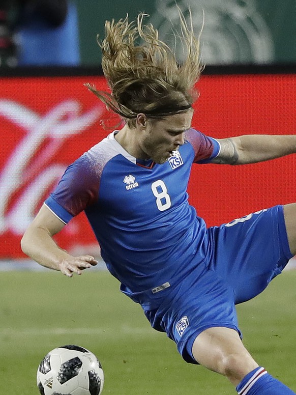 Mexico&#039;s Miguel Layun, right, collides with Iceland&#039;s Birkir Bjarnason during the second half of an international friendly soccer match Friday, March 23, 2018, in Santa Clara, Calif. (AP Pho ...