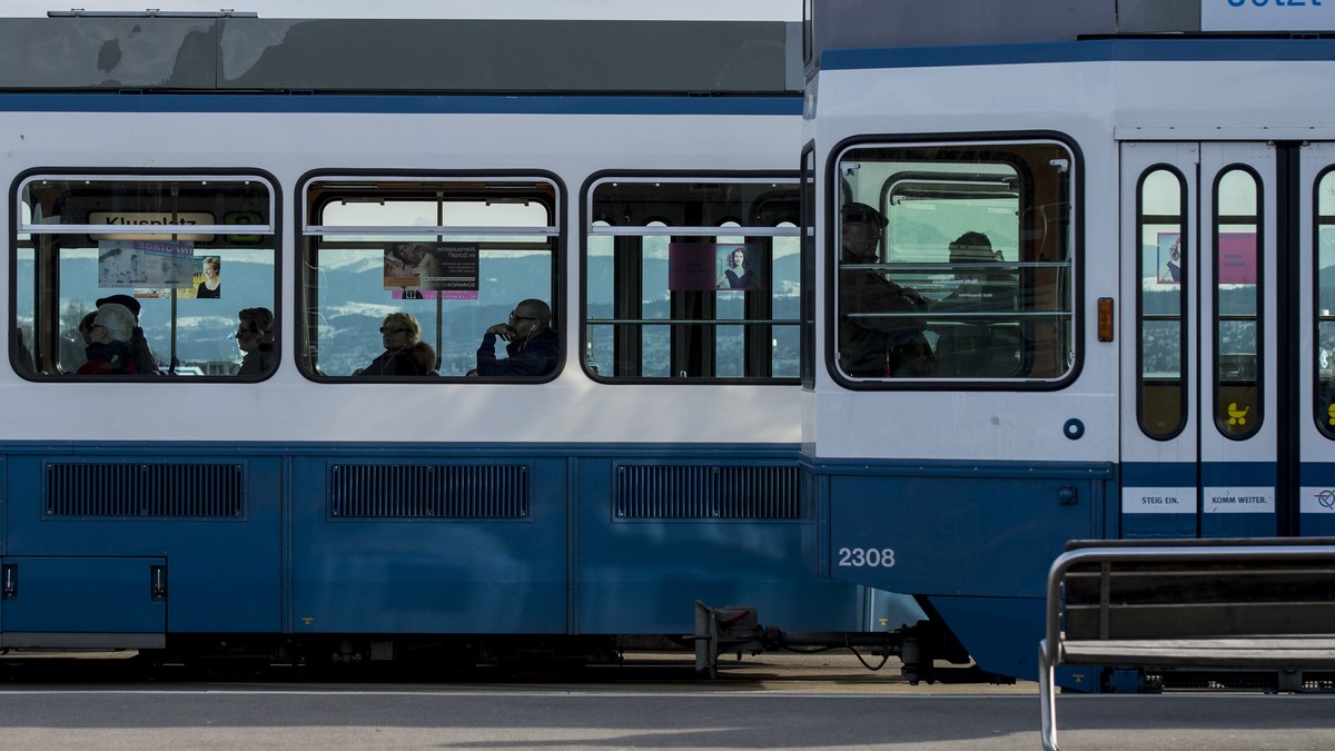 Zwei-Trams-kollidieren-in-Z-rich-Oerlikon