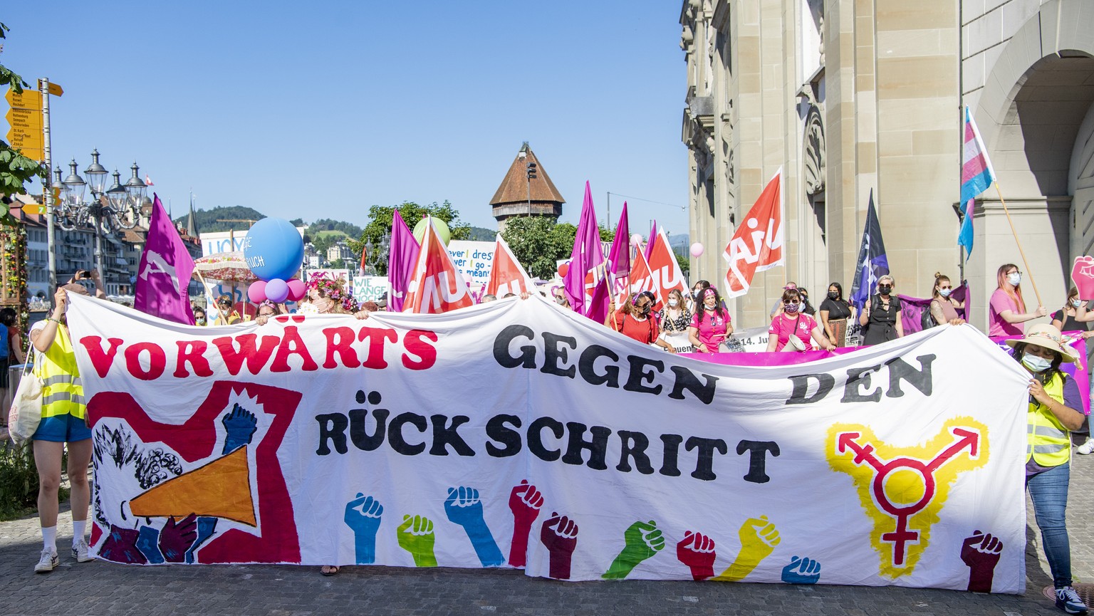 In der Stadt Luzern demonstrieren Frauen am Streiktag fuer Gleichstellung in allen Lebensbereichen anlaesslich des 30. Jahrestages des Frauenstreiktages, am Montag, 14. Juni 2021 in Luzern. (KEYSTONE/ ...