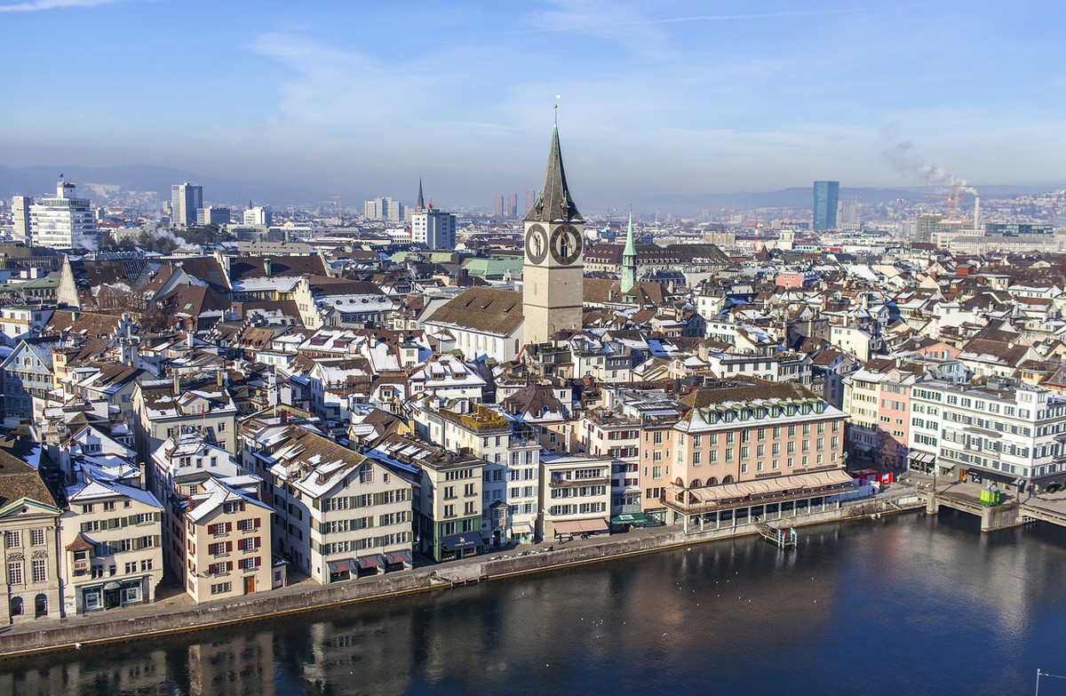 View of St. Peter church and the old town of Zurich, Switzerland, from Fraumuenster abbey, pictured on January 23, 2013. (KEYSTONE/Gaetan Bally)

Blick auf die Kirche St. Peter und die Zuercher Alstad ...