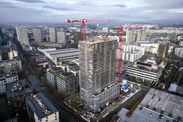 Eine Uebersichtsaufnahme eines instabilen Baugeruests eines Hochhauses in Zuerich Oerlikon, am Montag, 8. Dezember 2025 in Zuerich. Ein rund 80 Meter hohes Baugeruest an einem Hochhaus in Zuerich-Oerl ...
