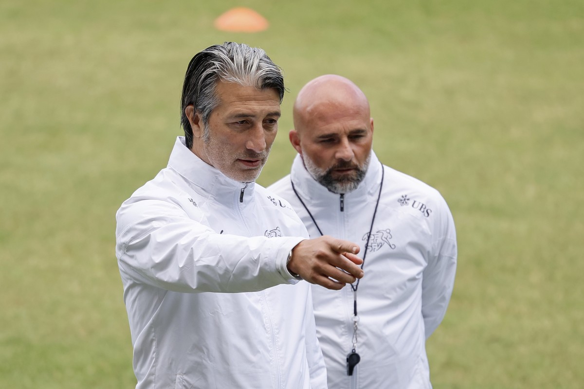 epa11405507 Switzerland's head coach Murat Yakin (L) gestures next to assistant coach Giorgio Contini during a training session of the national team in Stuttgart, Germany, 12 June 2024. The Swiss ...