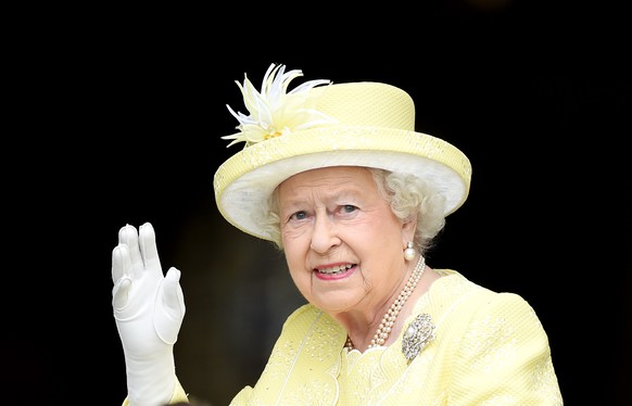 epa09774012 (FILE) - Britain&#039;s Elizabeth II waves as she arrives to St Paul&#039;s Cathedral ahead of The National Service of Thanksgiving to mark her 90th birthday in London, Britain, 10 June 20 ...