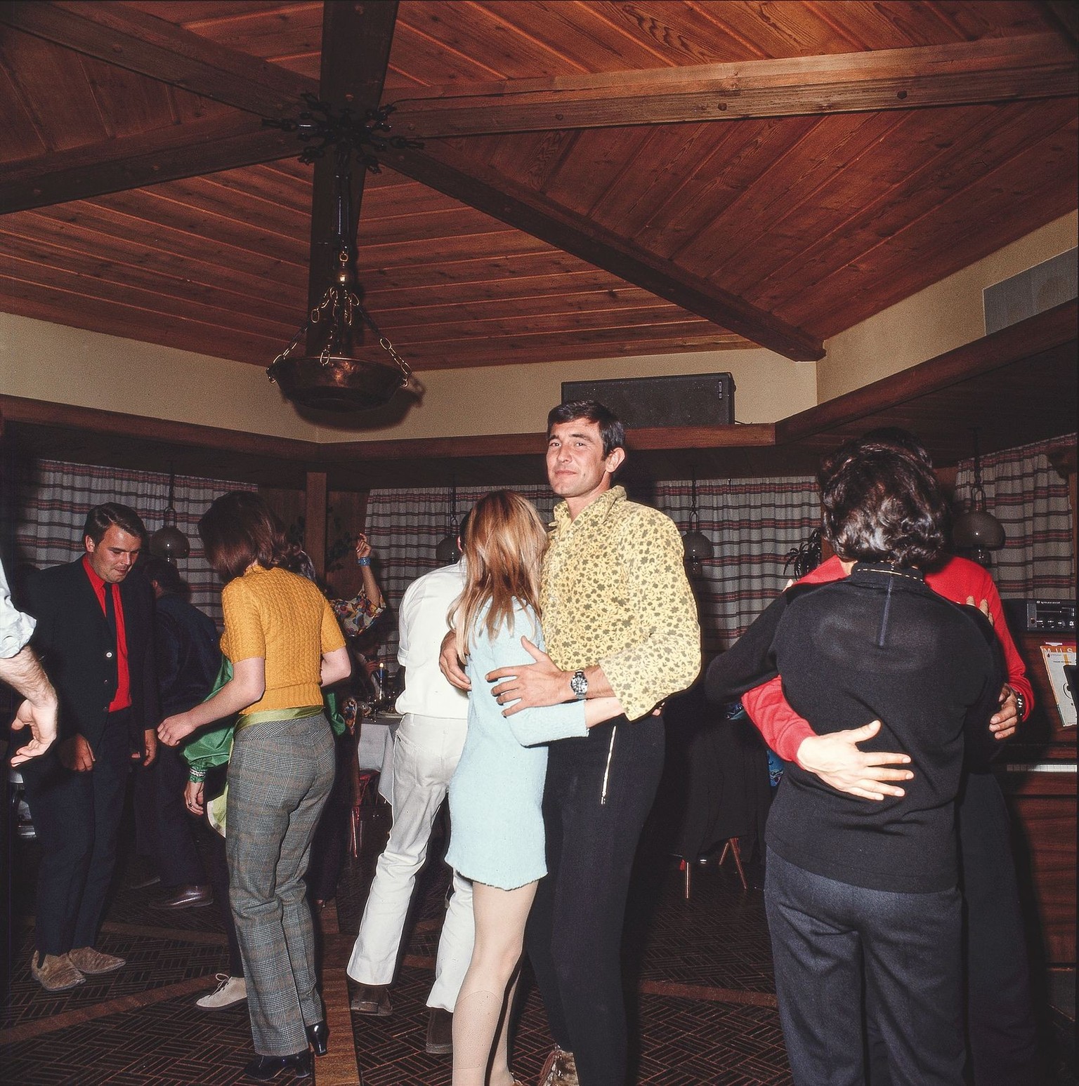 &quot;As civilized as a bible class.&quot;
At the party in the Hotel Jungfrau, held after the filming in Bern, Lazenby dances with crew members while wearing après-ski shoes from the Kandahar company, ...