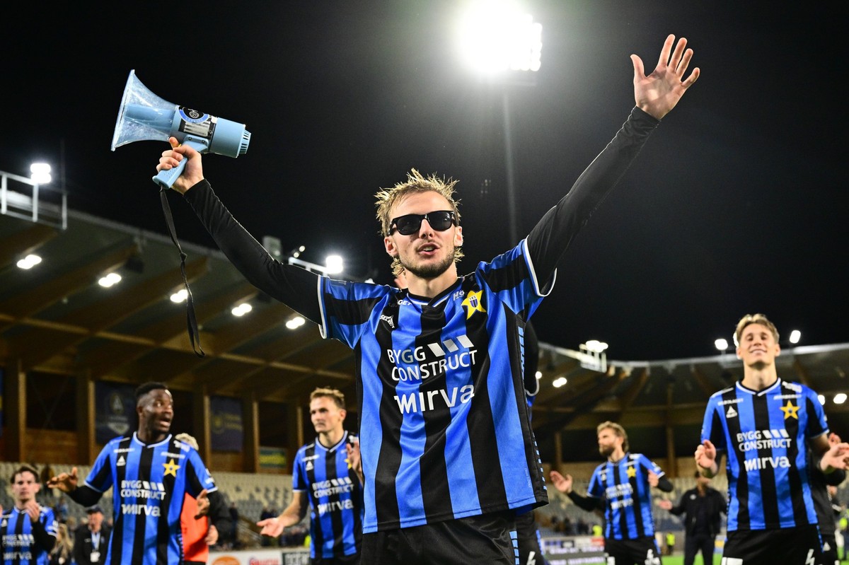 UPPSALA, SWEDEN 20260914 Sirius goal scorer Melker Heier celebrates the victory after Monday s football match in the Allsvenskan between IK Sirius FK and Degerfors IF at Studenternas. UPPSALA SWEDEN x ...