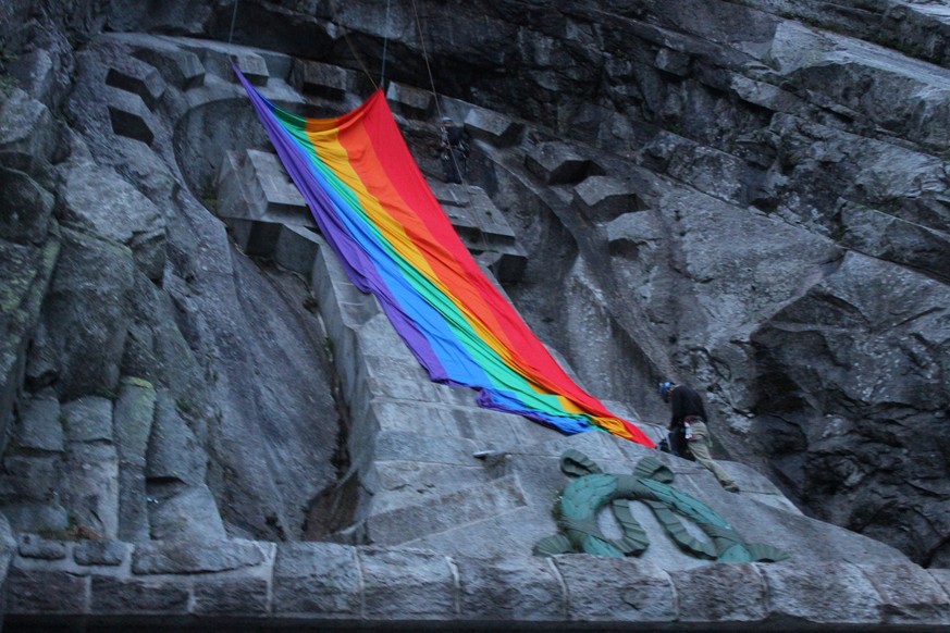 Regenbogenfahne beim Suworow-Denkmal.
