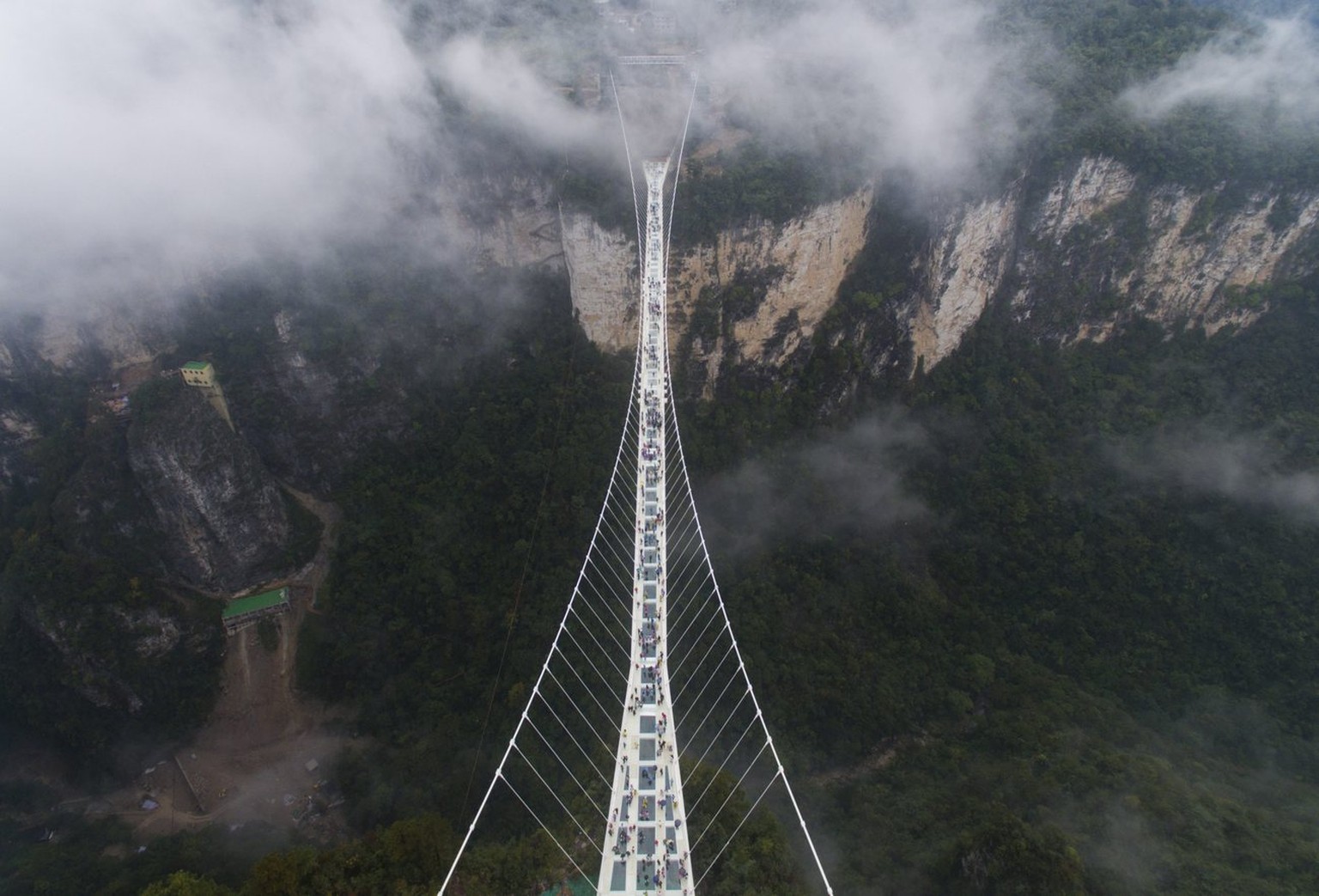 Ach ja, die Chinesen sind auch ganz gut im Hängebrückenbauen. Das hier ist die Zhangjiajie-Grand-Canyon-Glasbrücke.&nbsp;