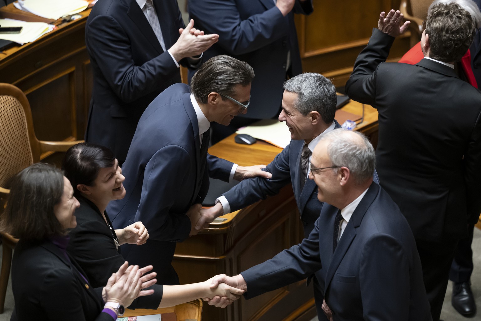 Bundesratskandidat und Nationalrat, Gerhard Andrey, GP-FR, (nicht gewaehlt), Mitte-links, gratuliert Bundesrat Ignazio Cassis, Mitte-rechts, neben Sophie Michaud Gigon, GP-VD, Christine Badertscher, G ...