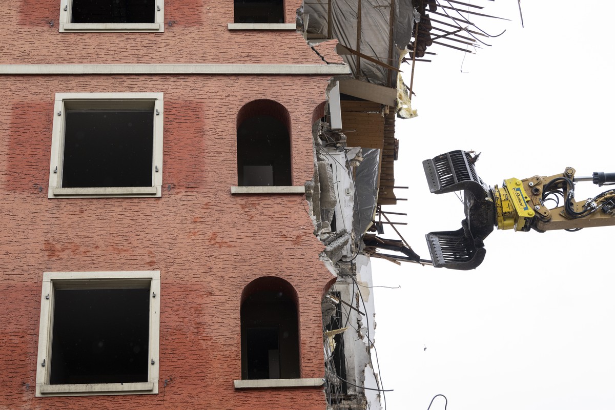 Ein Bagger bodigt ein Mehrfamilienhaus auf einer Baustelle an der Haldenstrasse, aufgneommen am Donnerstag, 31. Maerz 2022 in Zuerich. (KEYSTONE/Ennio Leanza)