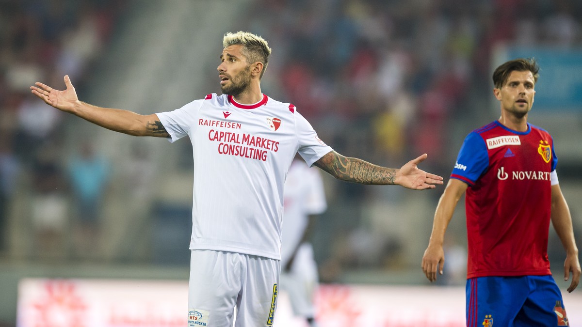 Le milieu valaisan Valon Behrami, gauche, lutte pour le ballon avec le milieu balois Valentin Stocker, droite, lors de la rencontre de football de Super League entre le FC Sion et le FC Basel 1893 ce  ...