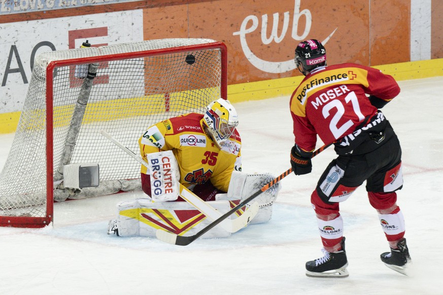 Berns Simon Moser, rechts, schiesst ein Tor zum 3-1 gegen Biels Torhueter Harri Saeteri, links, im vierten Eishockey Playoff Viertelfinalspiel der National League zwischen dem SC Bern und den EHC Biel ...