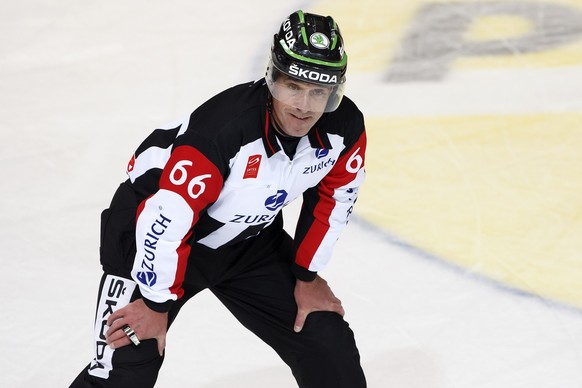 Head referee Danny Kurmann looks onto the face-off during the third leg of the Playoffs semifinal game of National League A (NLA) Swiss Championship between SC Bern and HC Davos, at the ice stadium Po ...