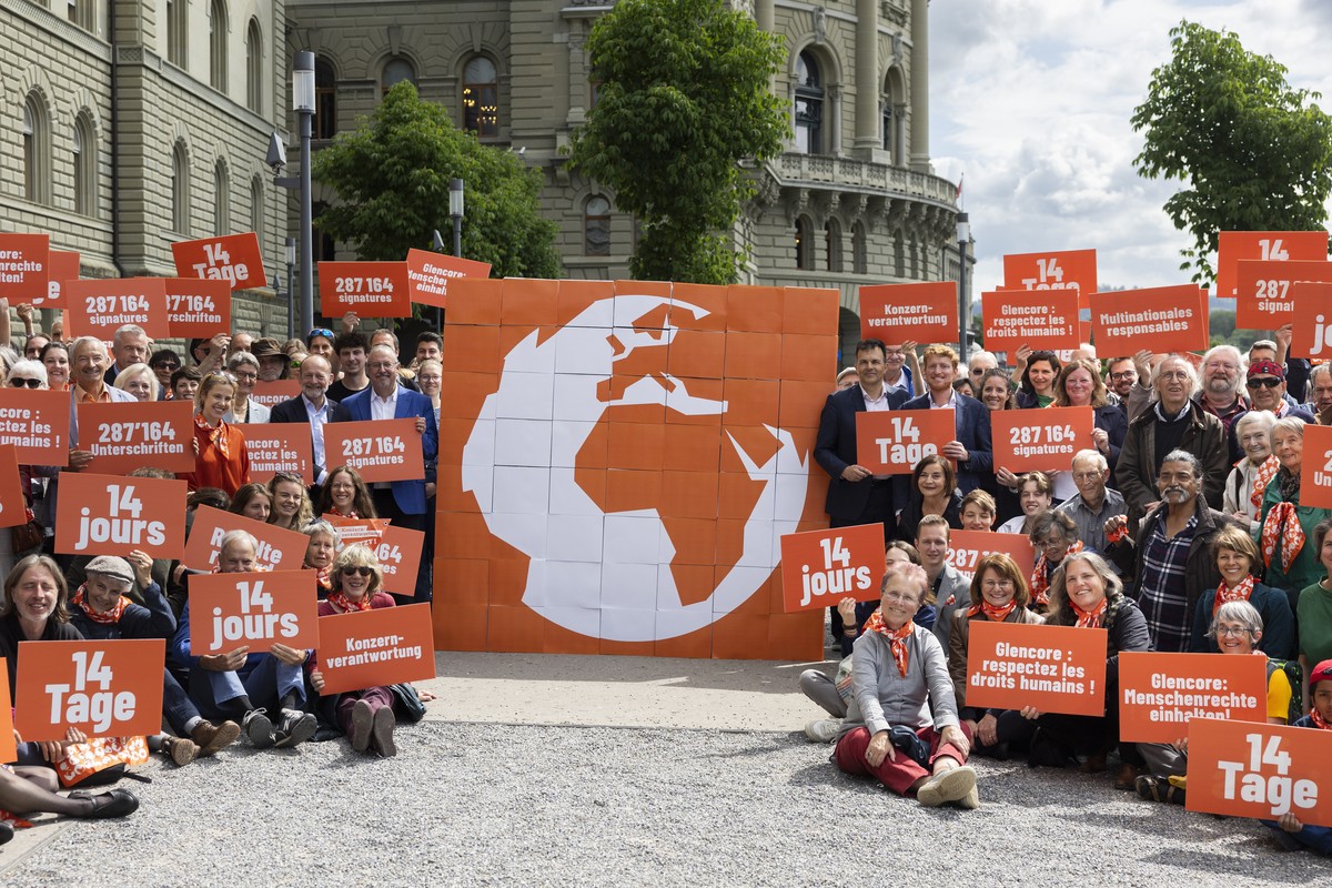 Mitglieder des Initiativ-Komitees und Unterstuetzer posieren bei der Einreichung der Unterschriften fuer die Neue Konzernveranwortungsinitiative, am Dienstag, 27. Mai 2025, vor der Bundeskanzlei in Be ...