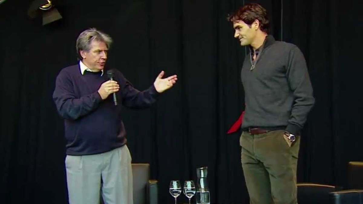 Schär interviewt Federer mal nicht in einem Tennisstadion, sondern öffentlich bei einem Sponsorentermin.