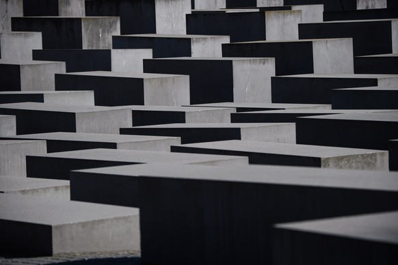 ARCHIBILD ZUM MISSGRIFF DER ZUERCHER SVP BEI DER BEBILDERUNG IHRER ABSTIMMUNGSKAMPAGNE ZUR BEGRENZUNGSINITIATIVE --- The steles of the Berlin Holocaust Memorial, the Memorial to the Murdered Jews of E ...