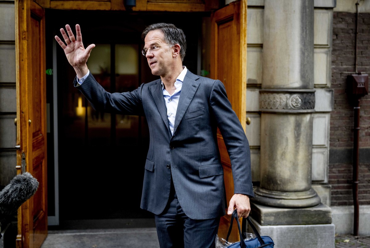 epa11427329 Dutch outgoing Prime Minister Mark Rutte waves as he arrives at the Binnenhof for the Council of Ministers, in the Hague, Netherlands, 21 June 2024. Rutte will chair the weekly cabinet of  ...